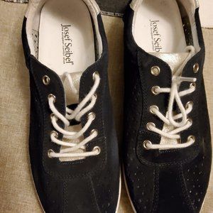 RUNNING SHOES